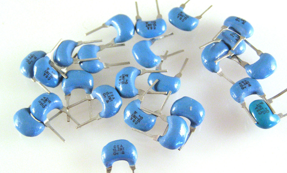 与陶瓷谐振器比，为何晶体振荡器是更好的选择？