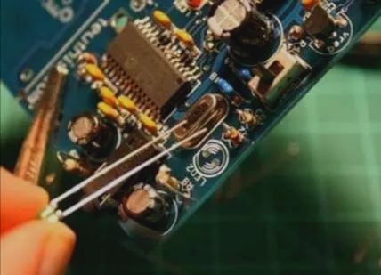 晶振导致电路板不加电问题解析